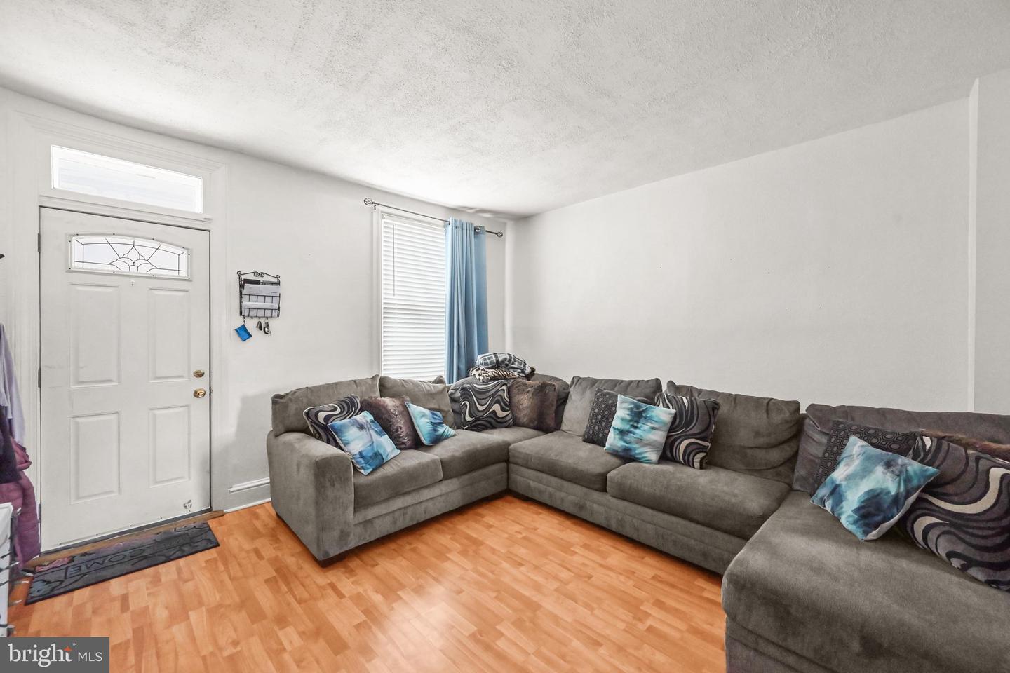 1039 W Poplar St Property Photo 6