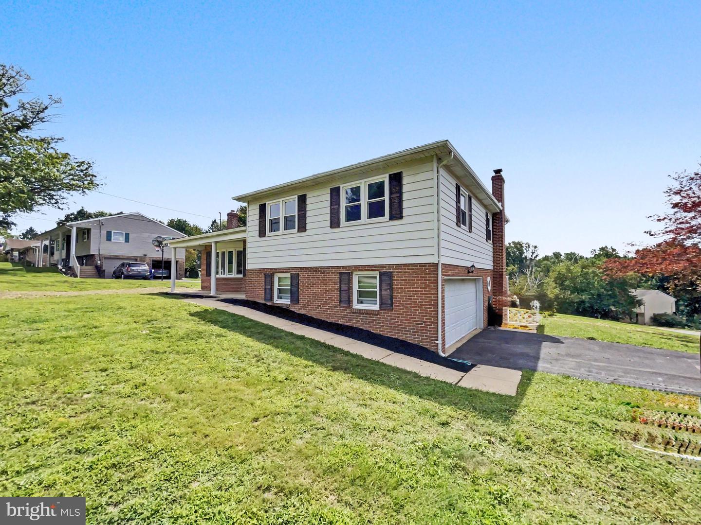 439 Valley Rd Property Photo 2