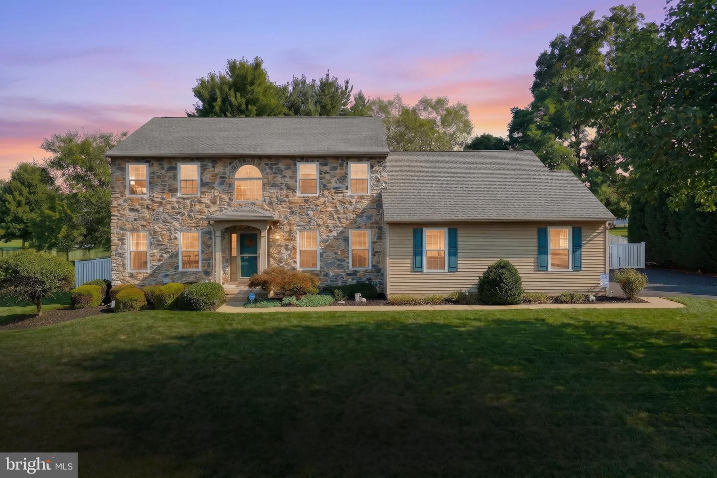 2851 Primrose Ln N Property Photo 1