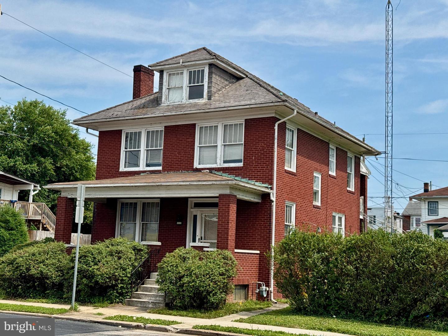 990 E Philadelphia St Property Photo 3