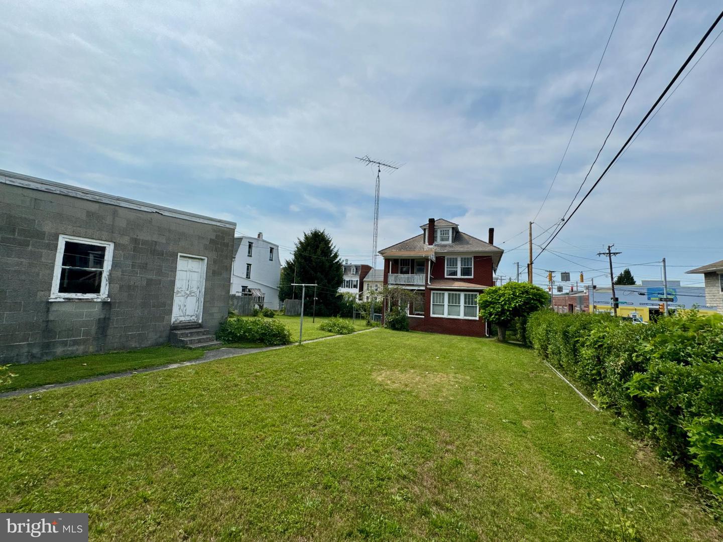 990 E Philadelphia St Property Photo 11