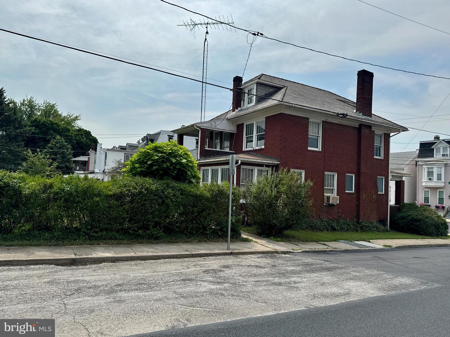 990 E Philadelphia St Property Photo 13