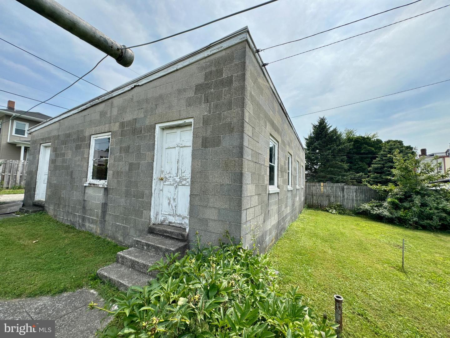 990 E Philadelphia St Property Photo 41