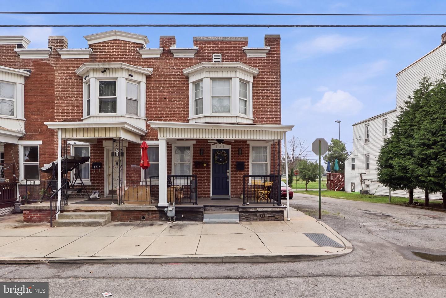931 E Philadelphia St Property Photo 2