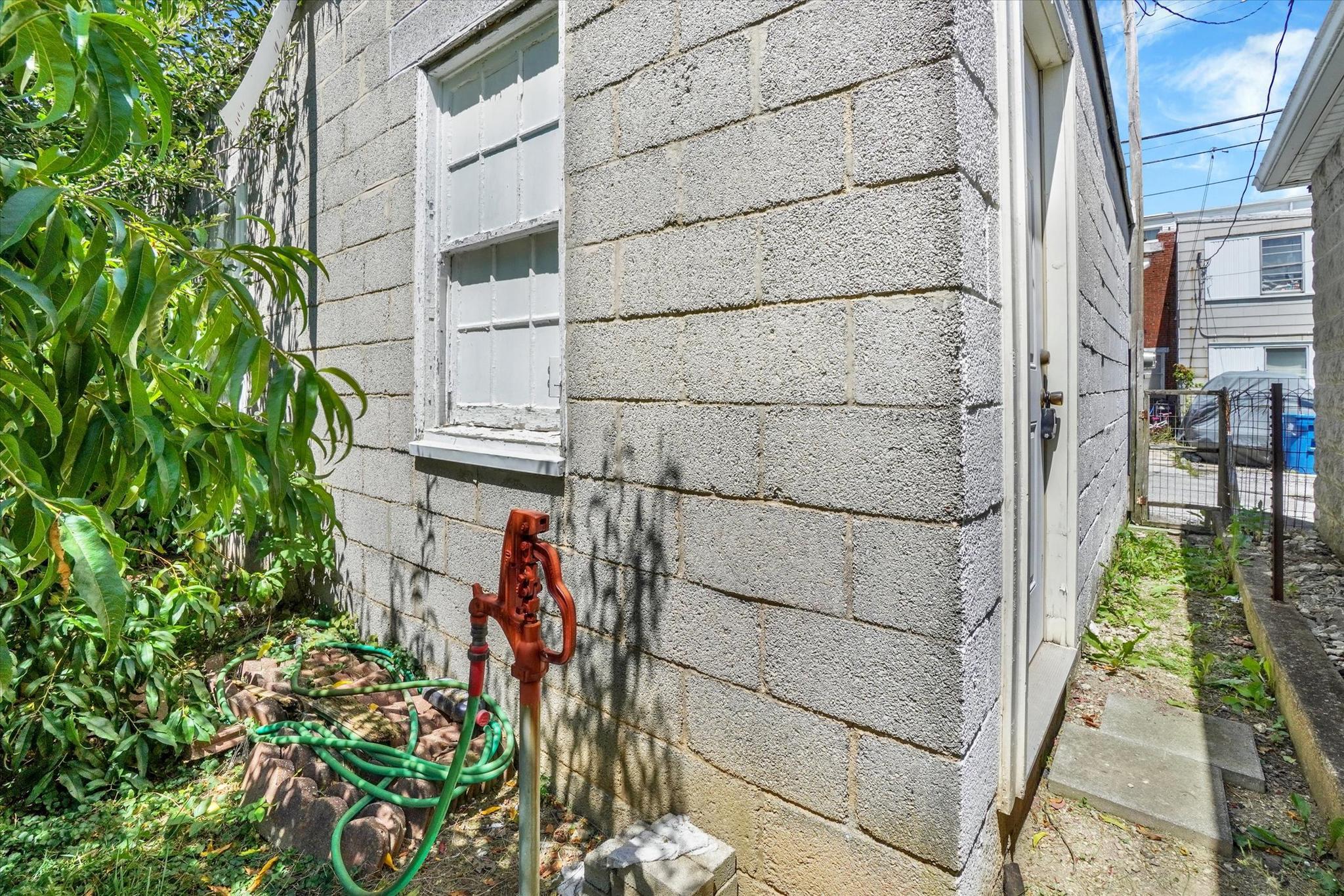 1291 W Poplar St Property Photo 9