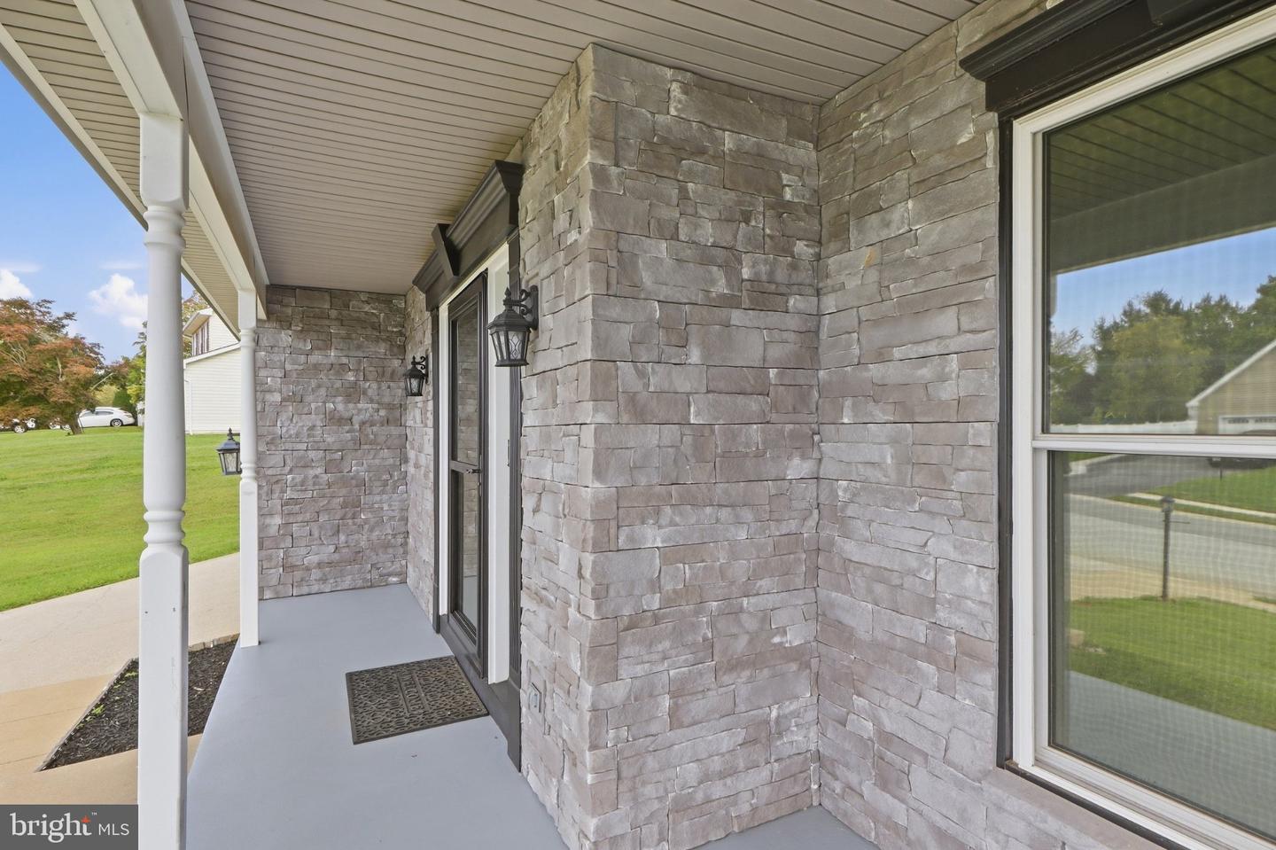75 Lee St Property Photo 7