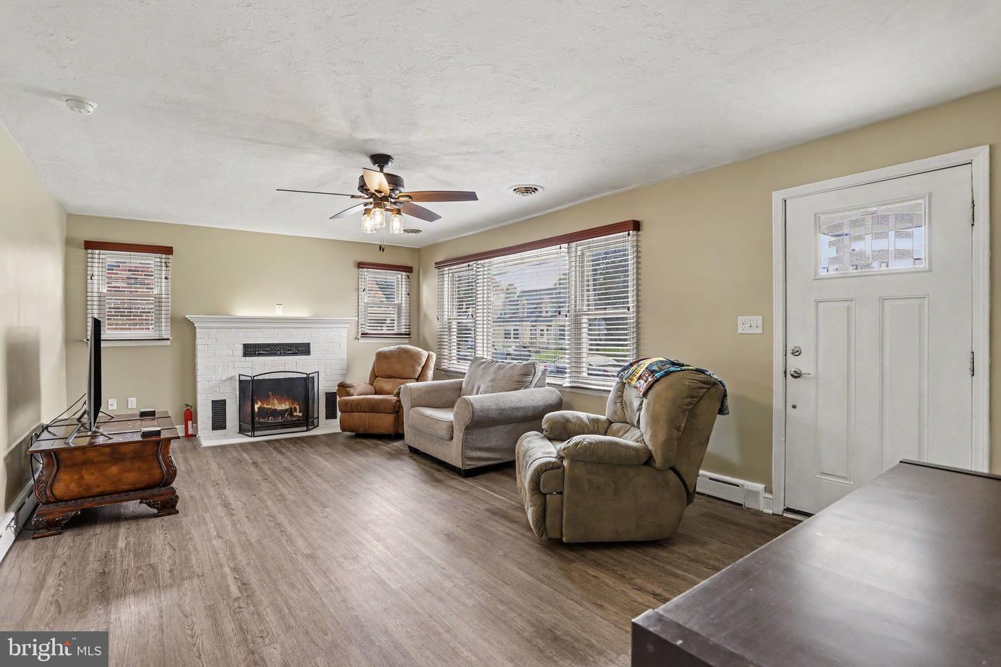 33 N Queen St Property Photo 5