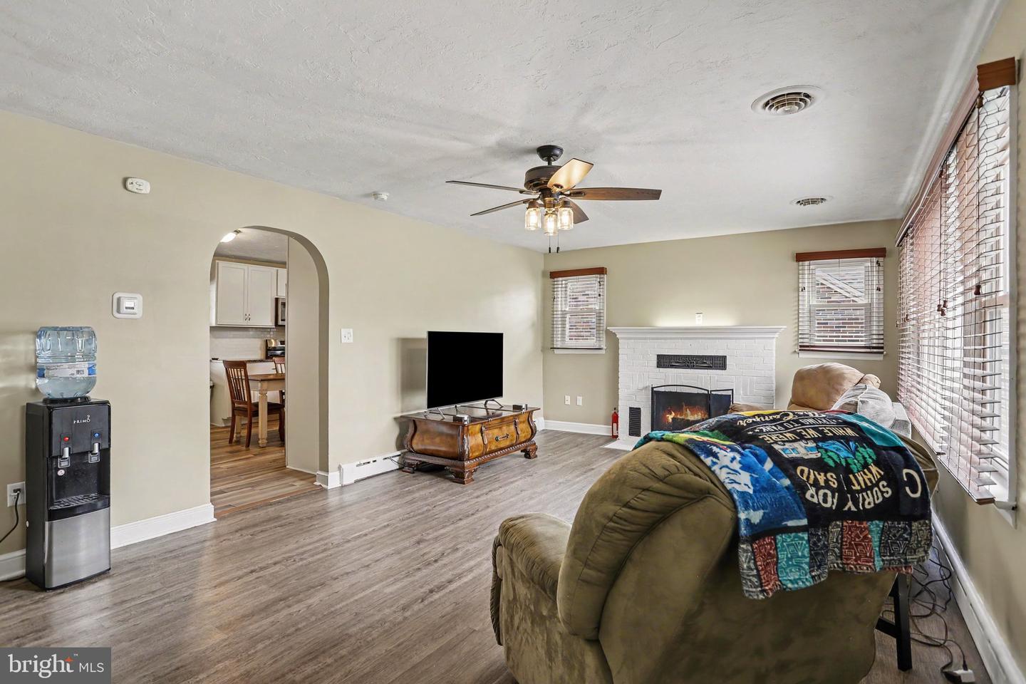 33 N Queen St Property Photo 6