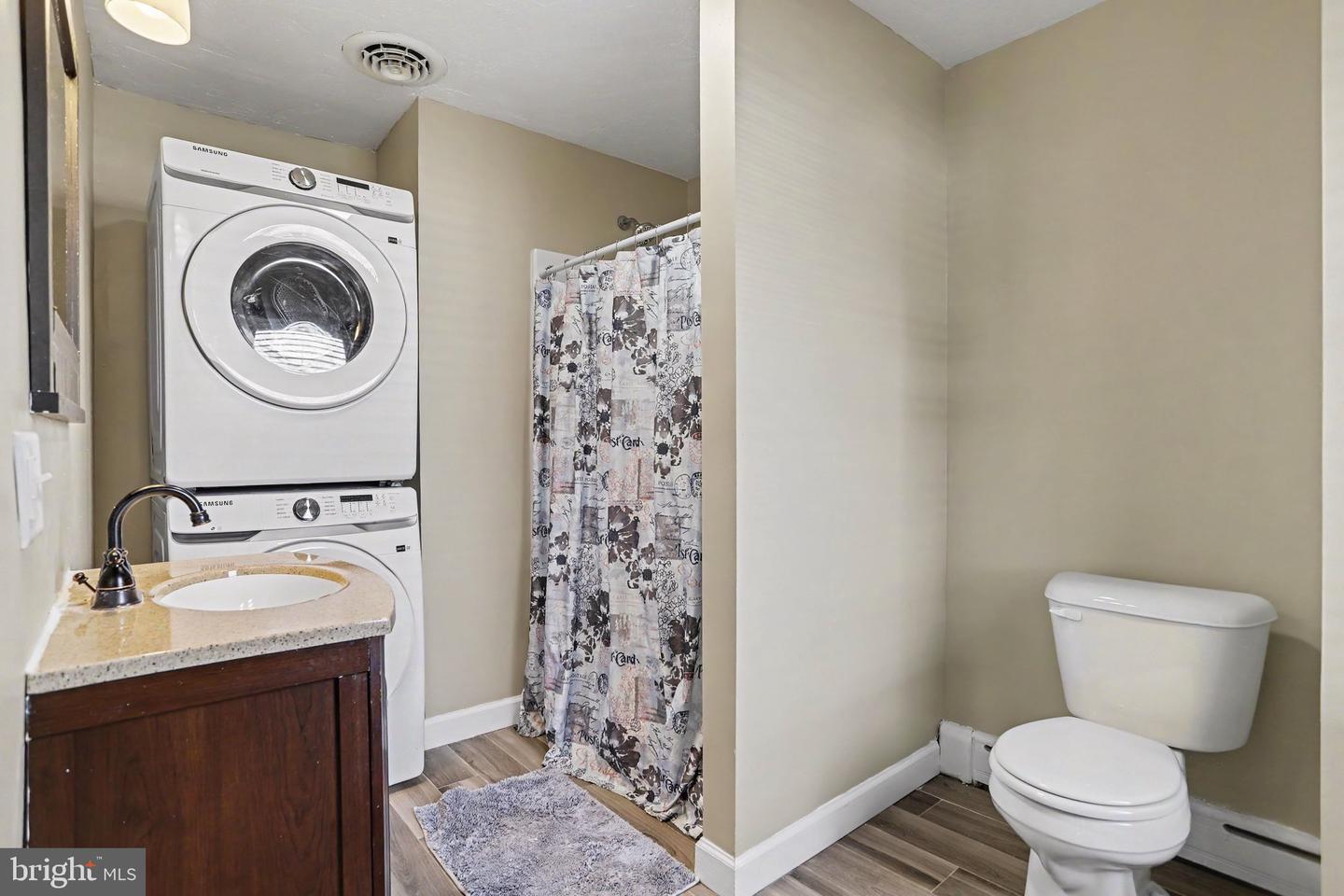 33 N Queen St Property Photo 12