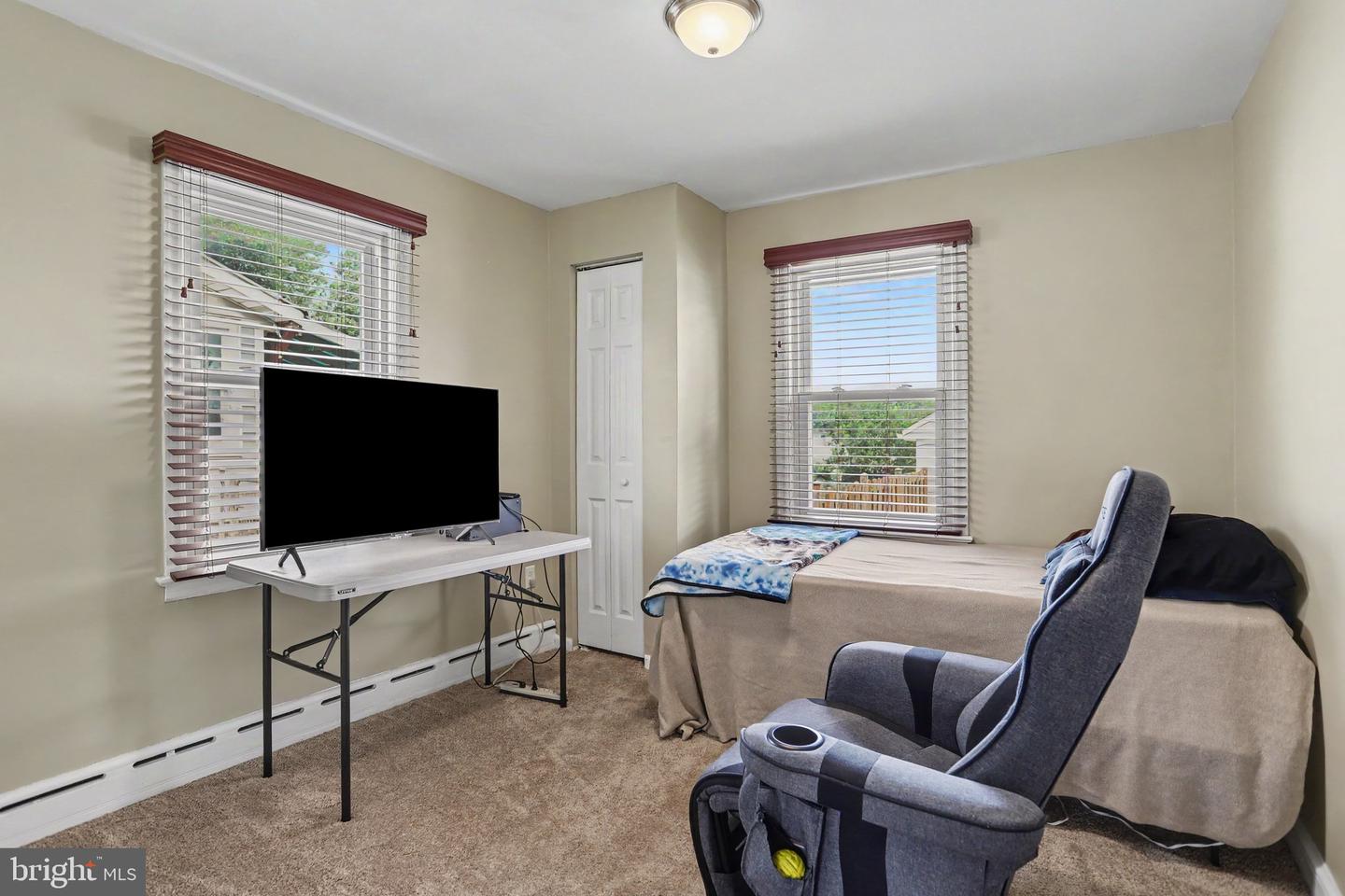 33 N Queen St Property Photo 14