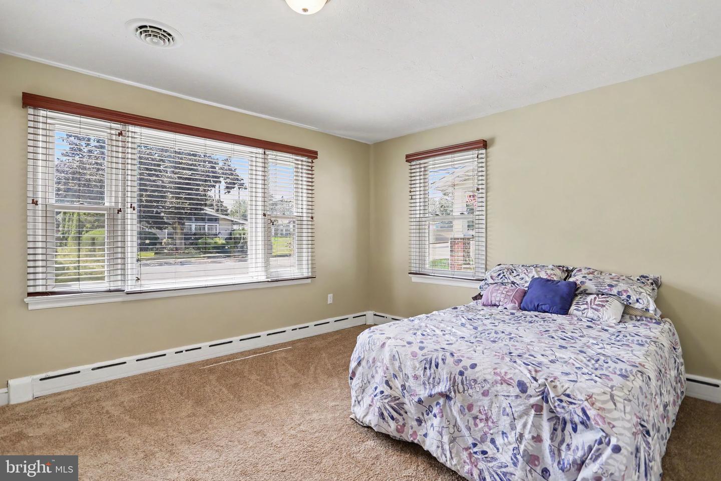 33 N Queen St Property Photo 16