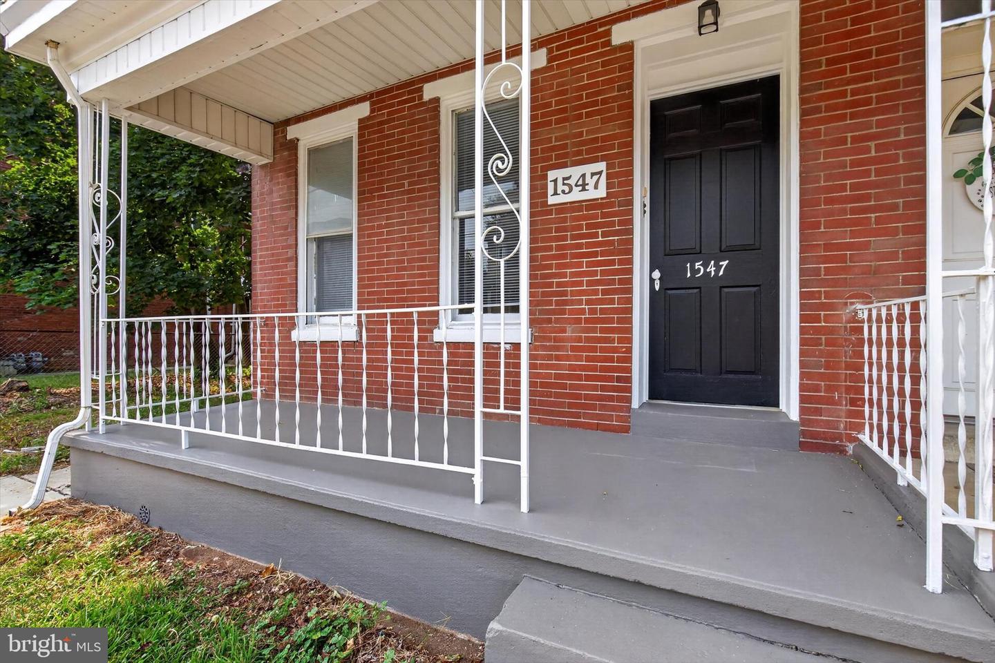 1547 W King St Property Photo 3