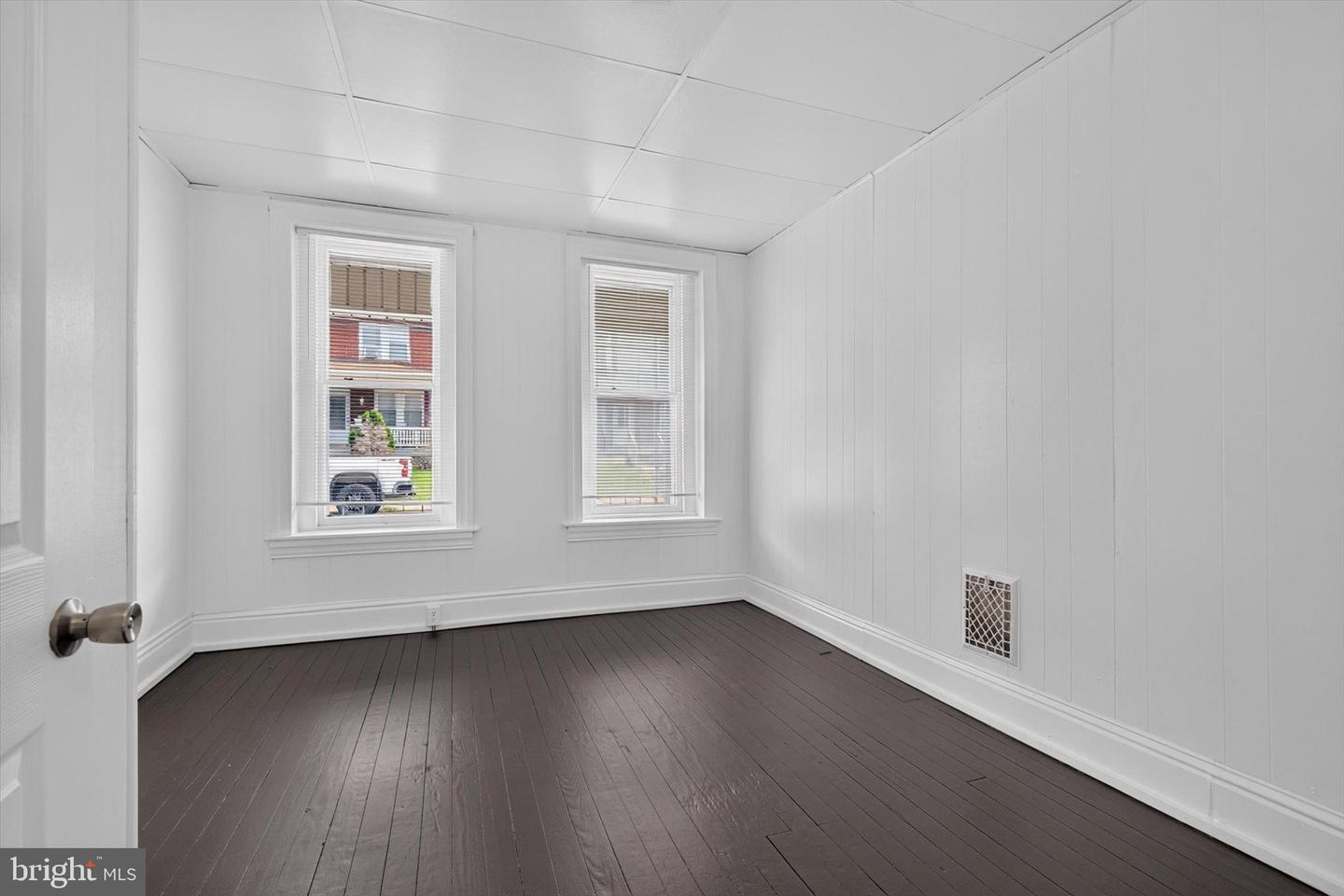 1547 W King St Property Photo 8