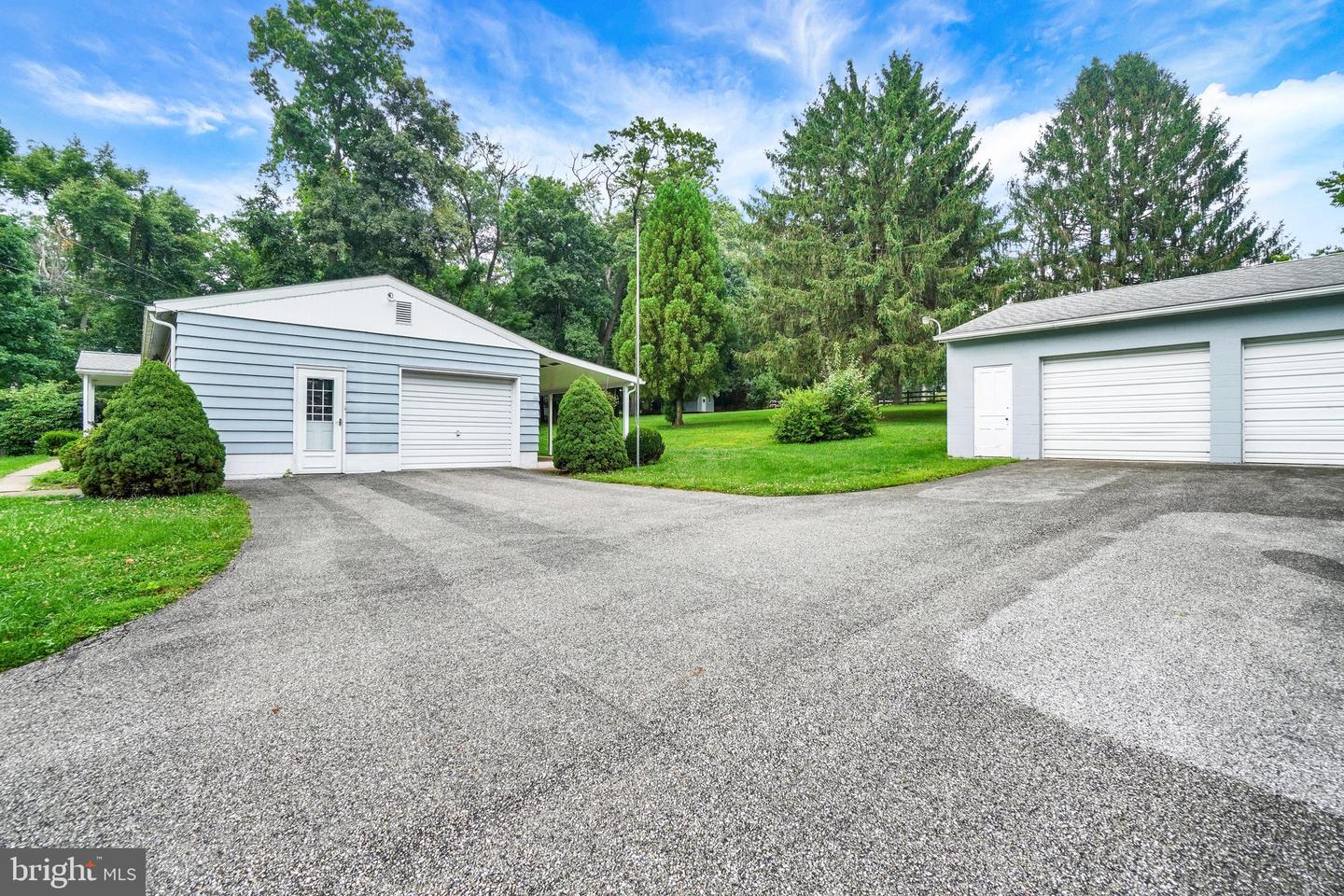 13079 Center Rd Property Photo 22
