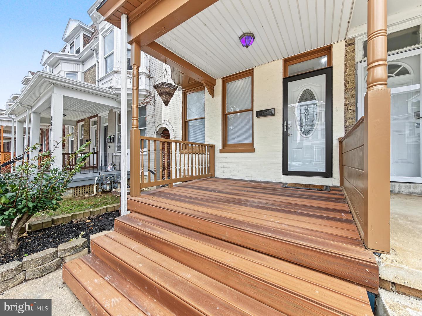 832 E Philadelphia St Property Photo 4