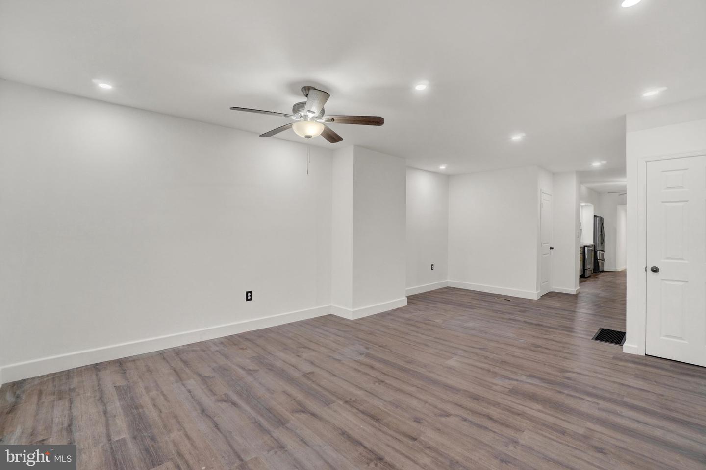 539 W Princess St Property Photo 2