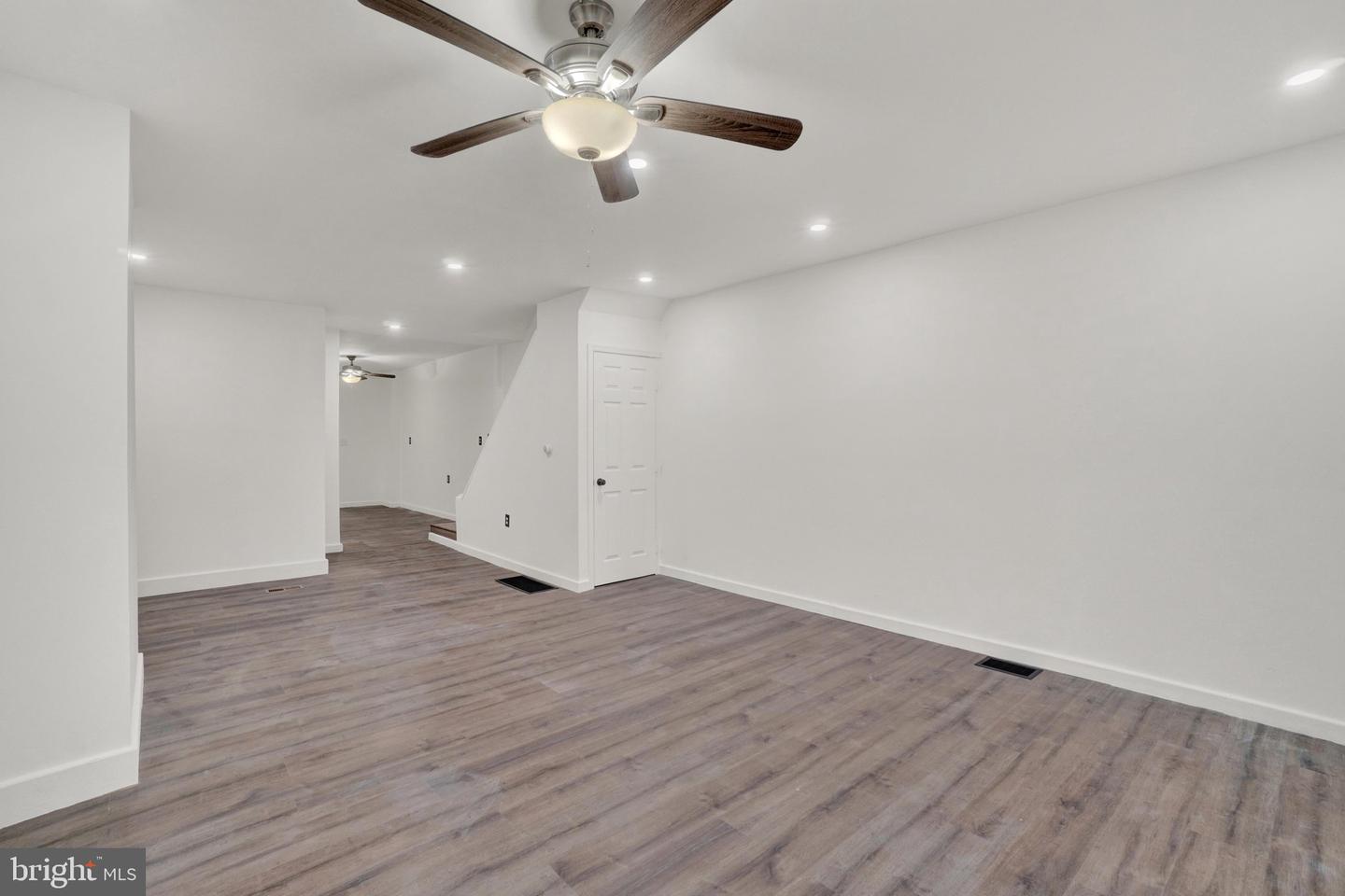 539 W Princess St Property Photo 3