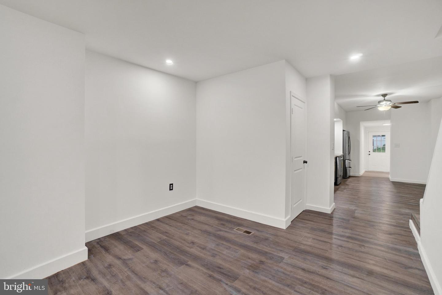 539 W Princess St Property Photo 5