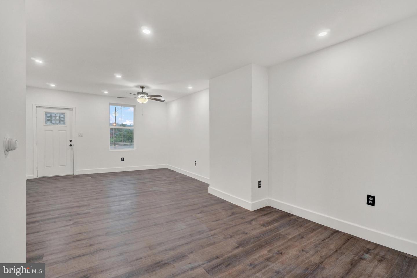 539 W Princess St Property Photo 6