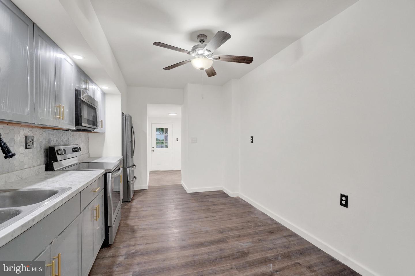 539 W Princess St Property Photo 8