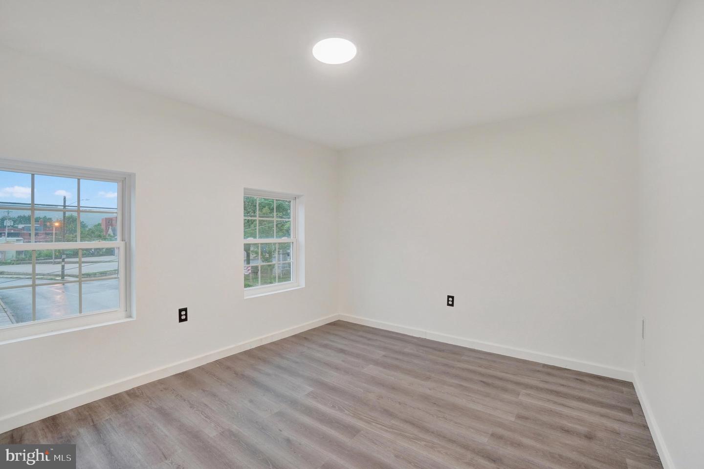 539 W Princess St Property Photo 12