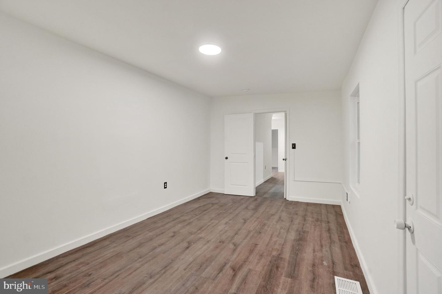 539 W Princess St Property Photo 16