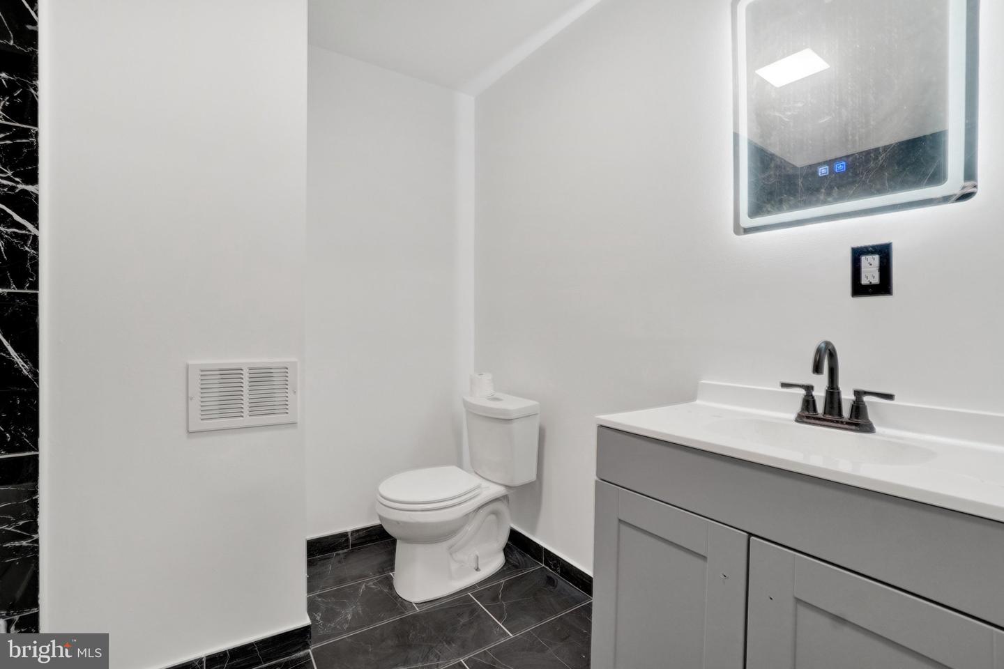 539 W Princess St Property Photo 18