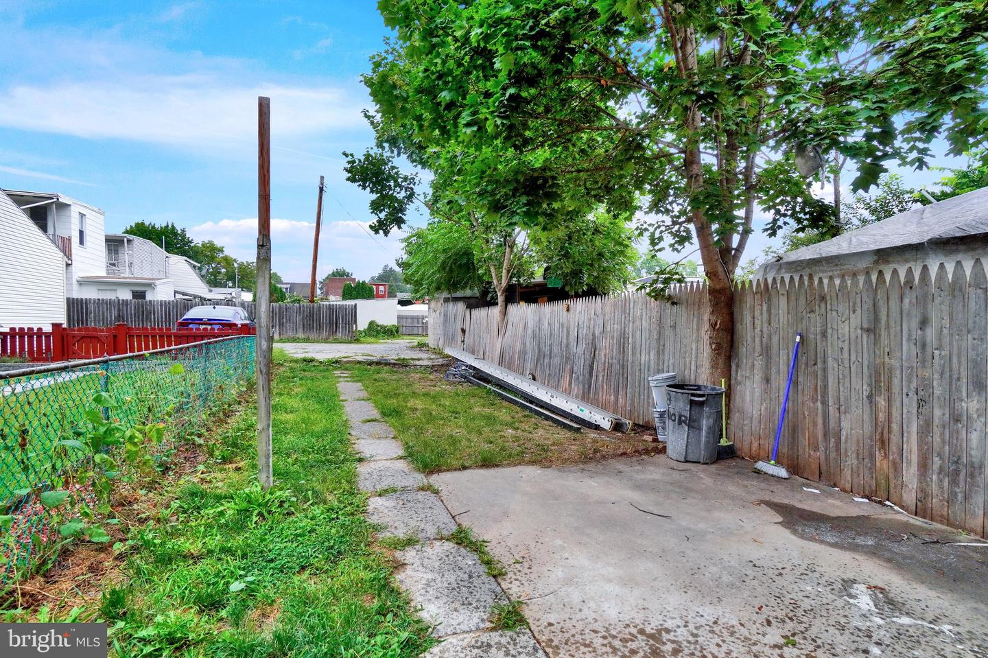 539 W Princess St Property Photo 22