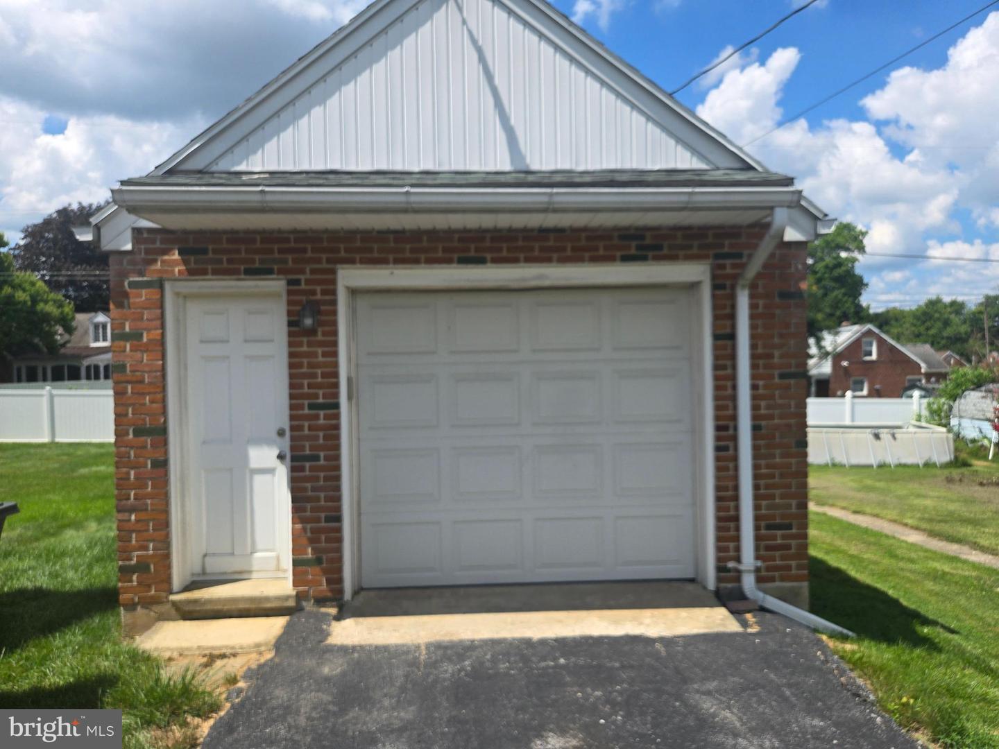 220 Edgewood Rd Property Photo 4