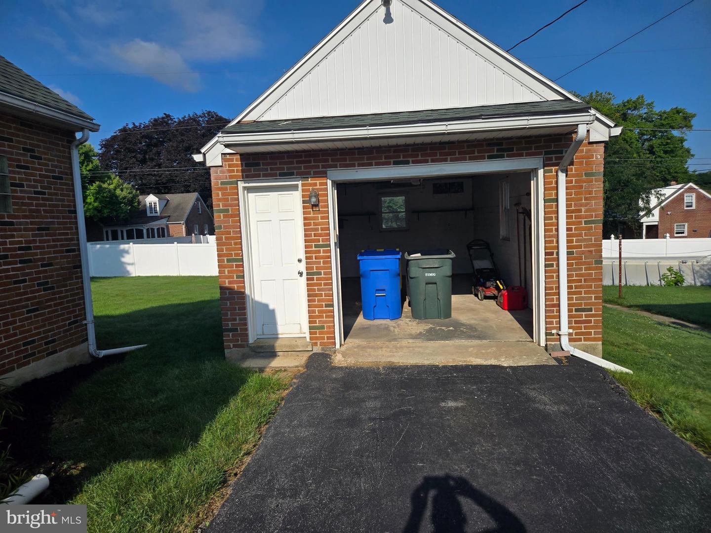 220 Edgewood Rd Property Photo 5