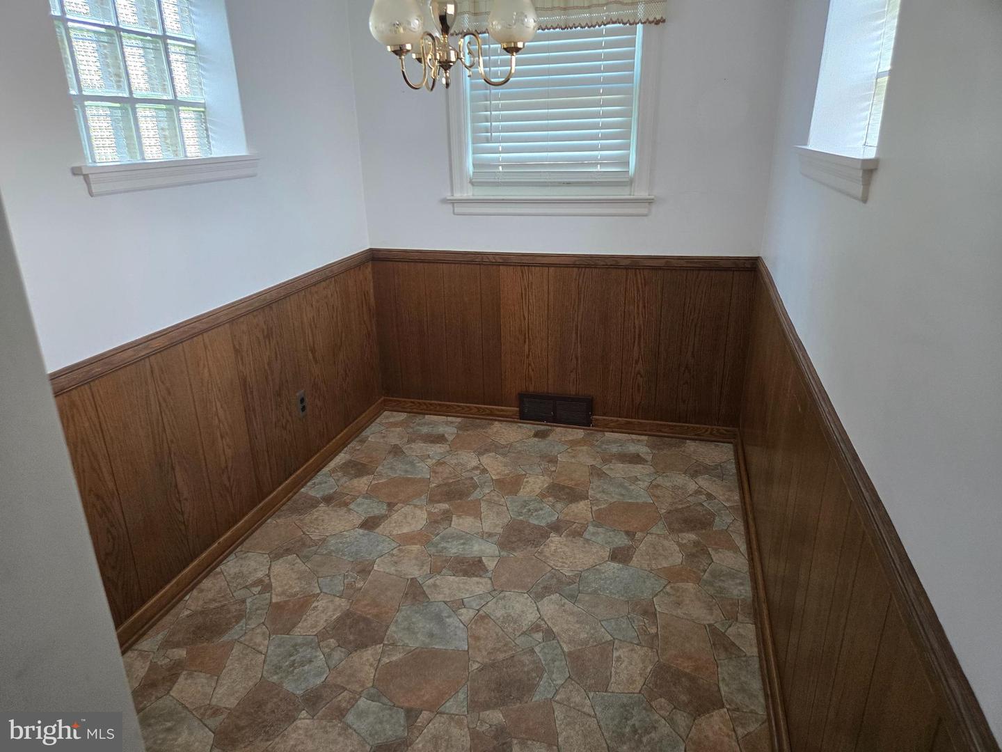 220 Edgewood Rd Property Photo 9