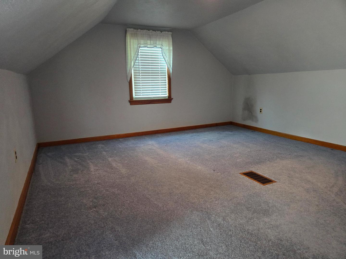 220 Edgewood Rd Property Photo 17