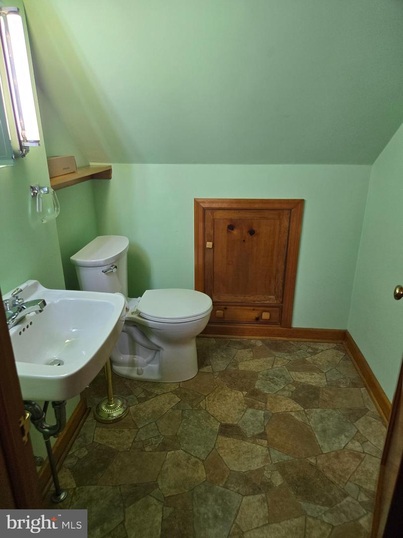 220 Edgewood Rd Property Photo 18