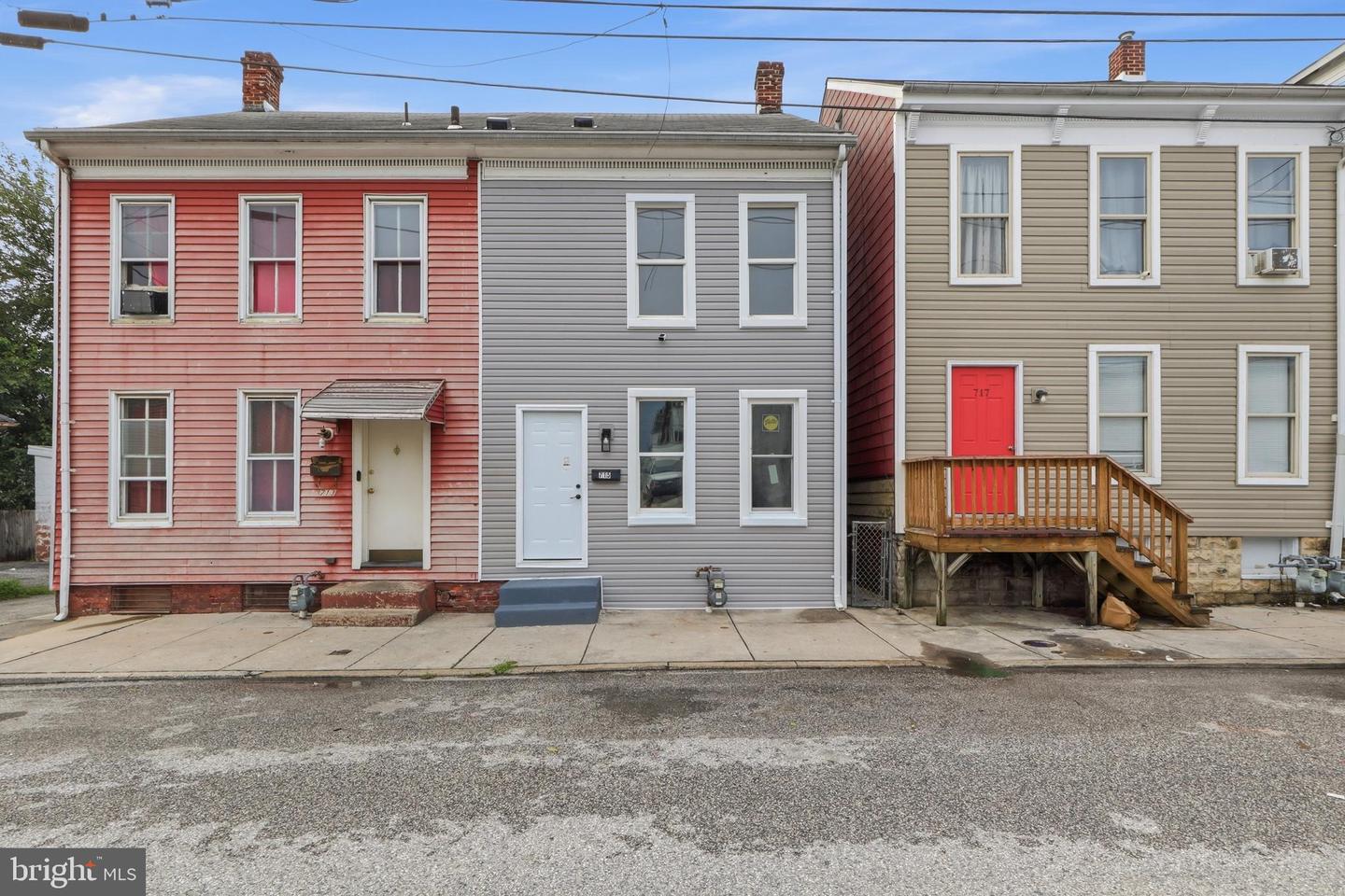 715 E Clarke Ave Property Photo 2