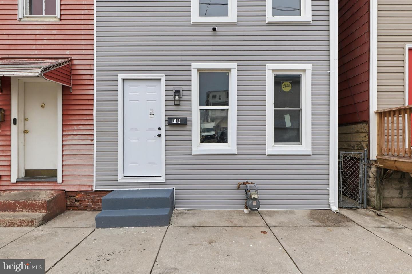 715 E Clarke Ave Property Photo 3