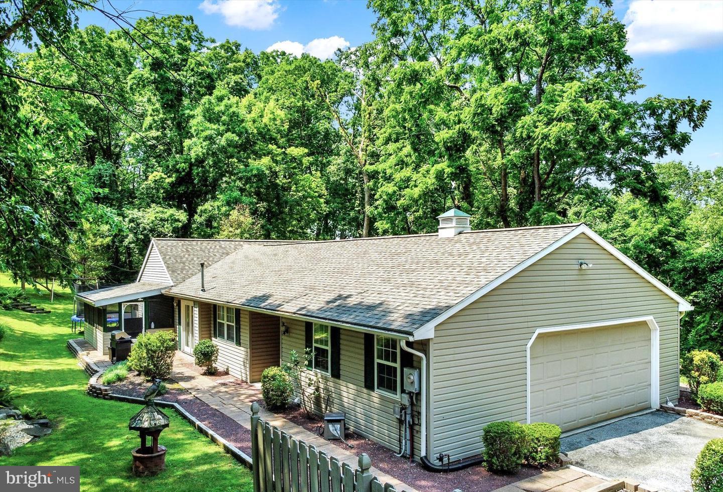 30 Lakeview Ct Property Photo 1