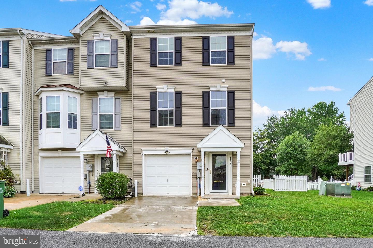 4129 Strawbridge Ct Property Photo 2