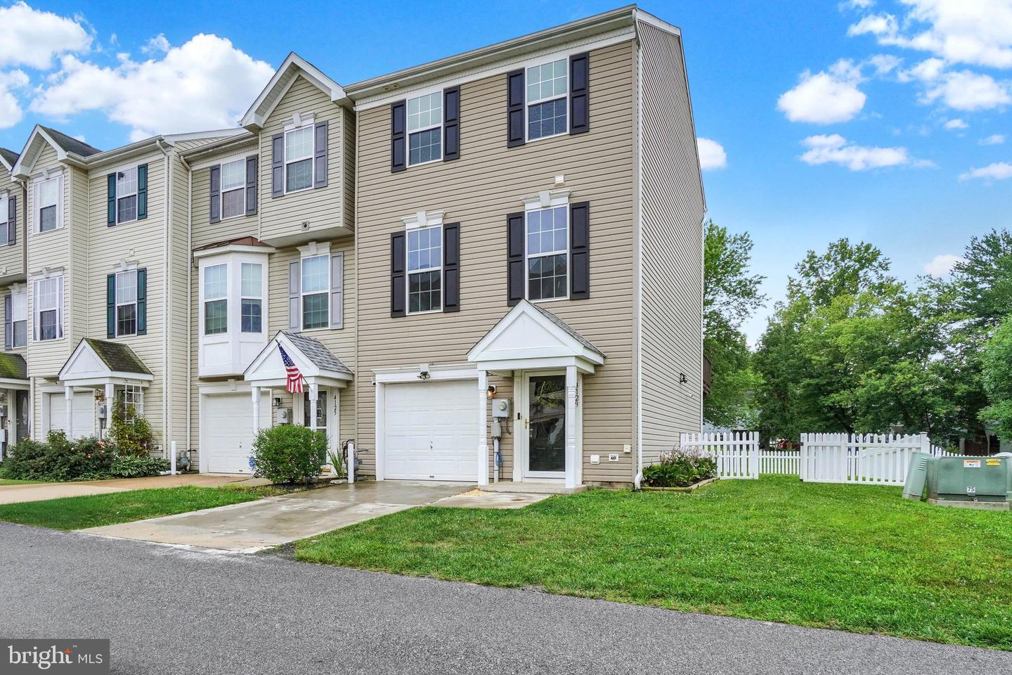 4129 Strawbridge Ct Property Photo 3