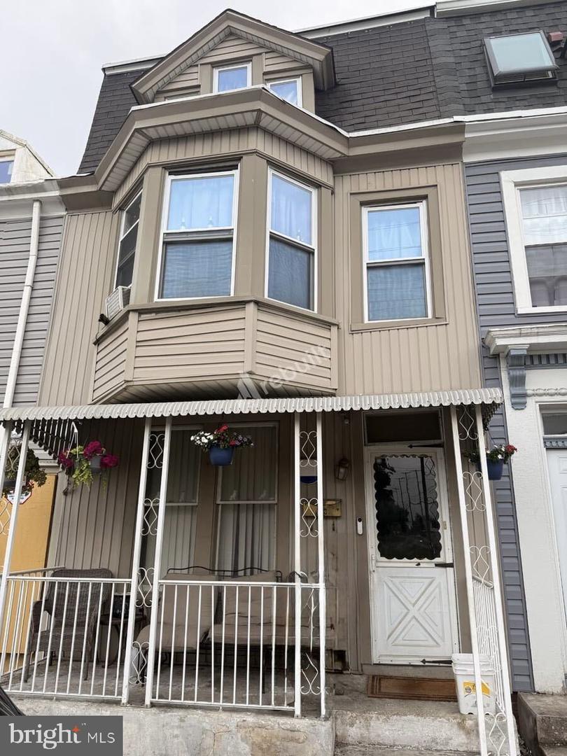302 S Pershing Ave Property Photo 1