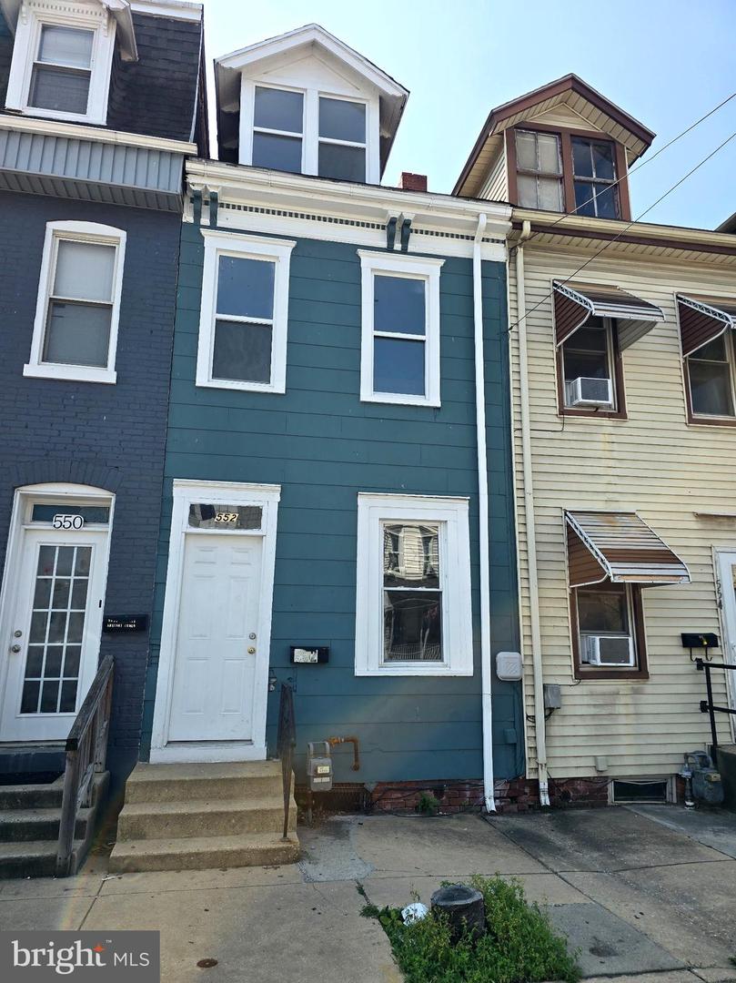 552 W PRINCESS ST Property Photo 1