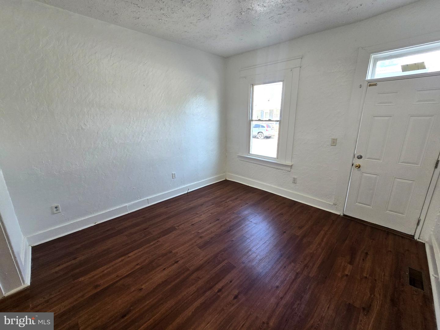 552 W Princess St Property Photo 4
