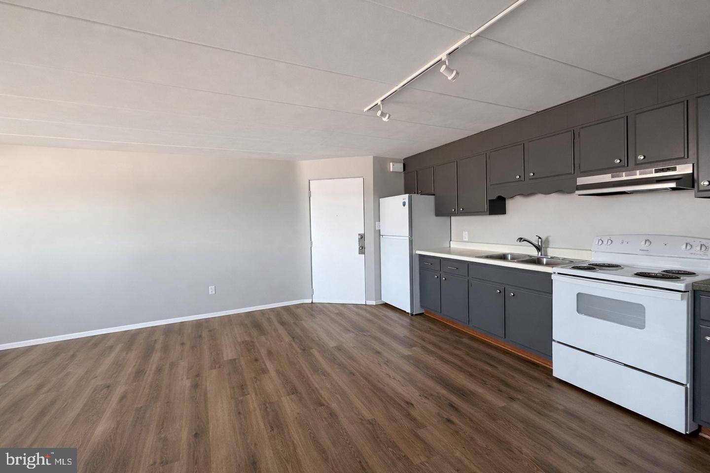 403 N Newberry St #304 Property Photo 3