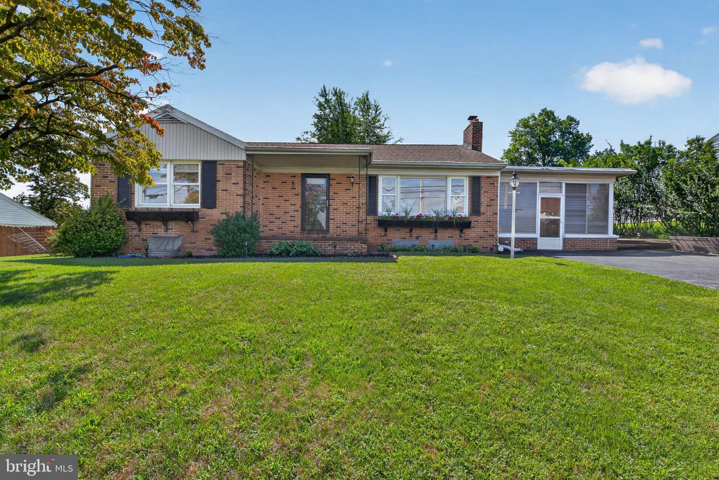 570 Manor Rd Property Photo 1
