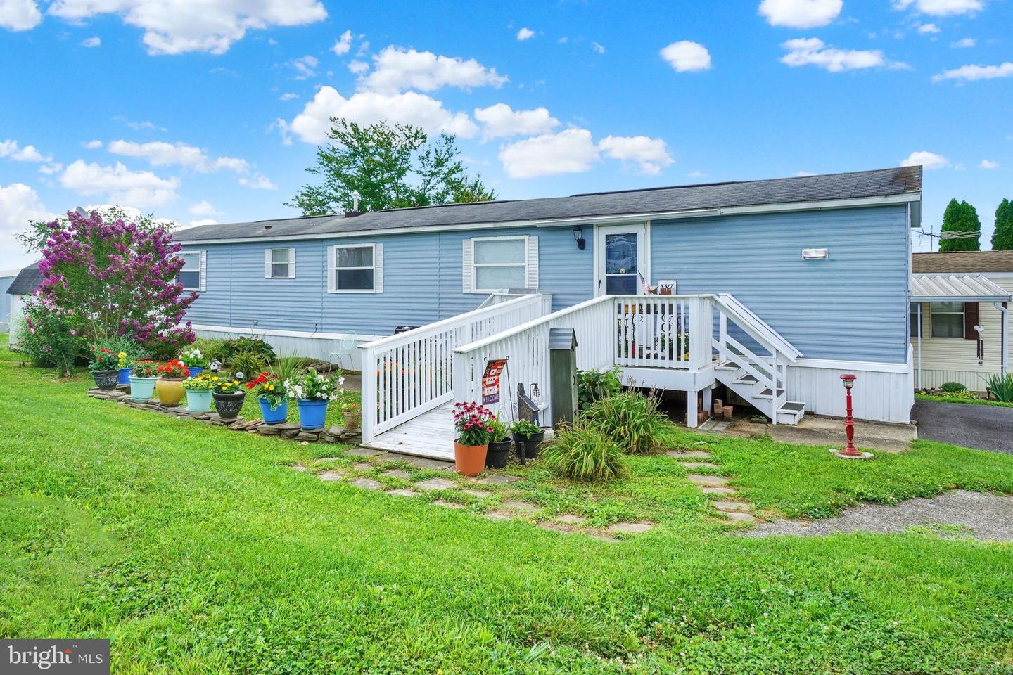 305 SUSSEX LN