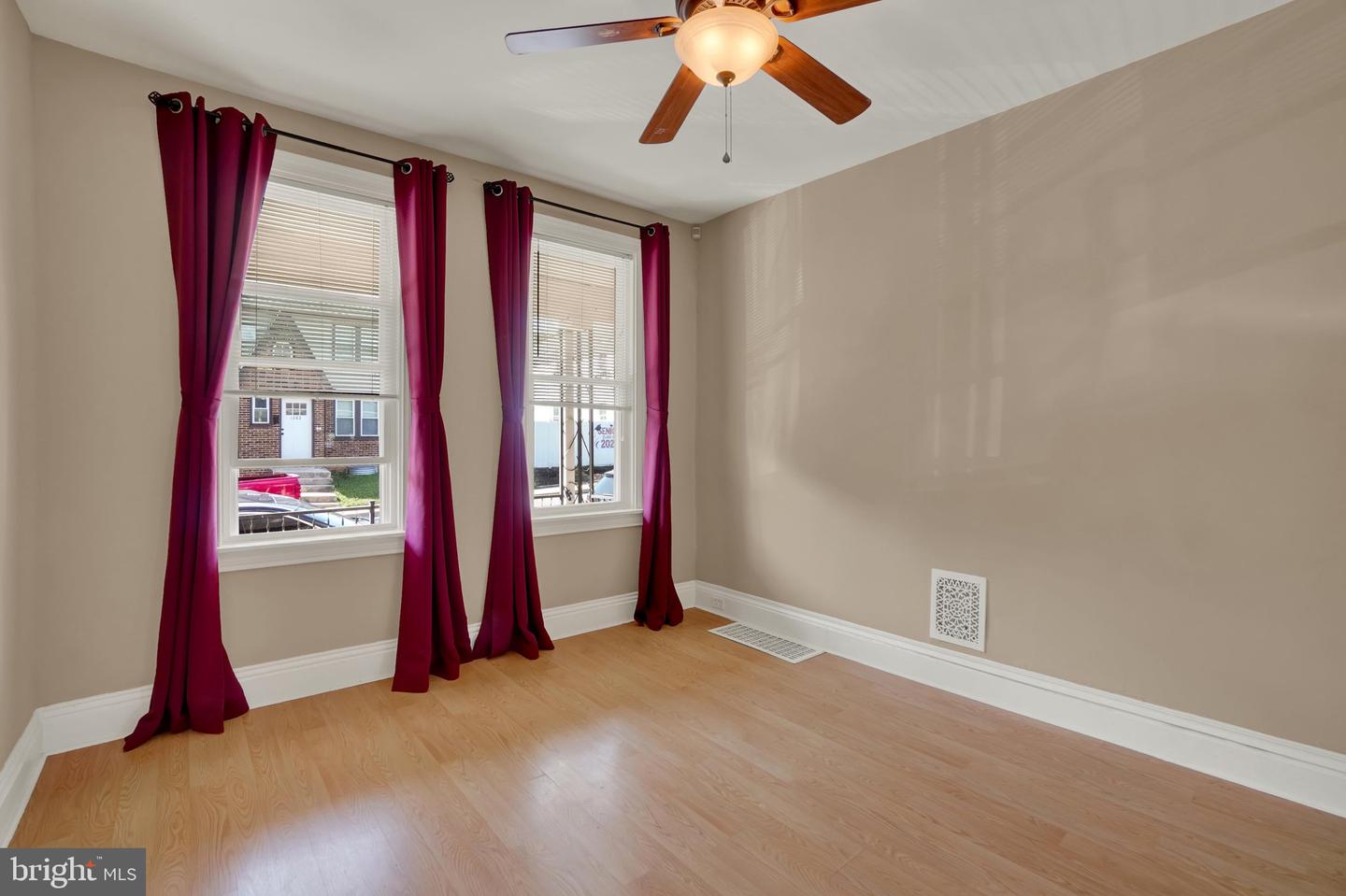 1283 W Poplar St Property Photo 6