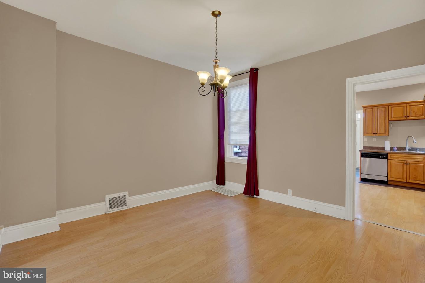 1283 W Poplar St Property Photo 8