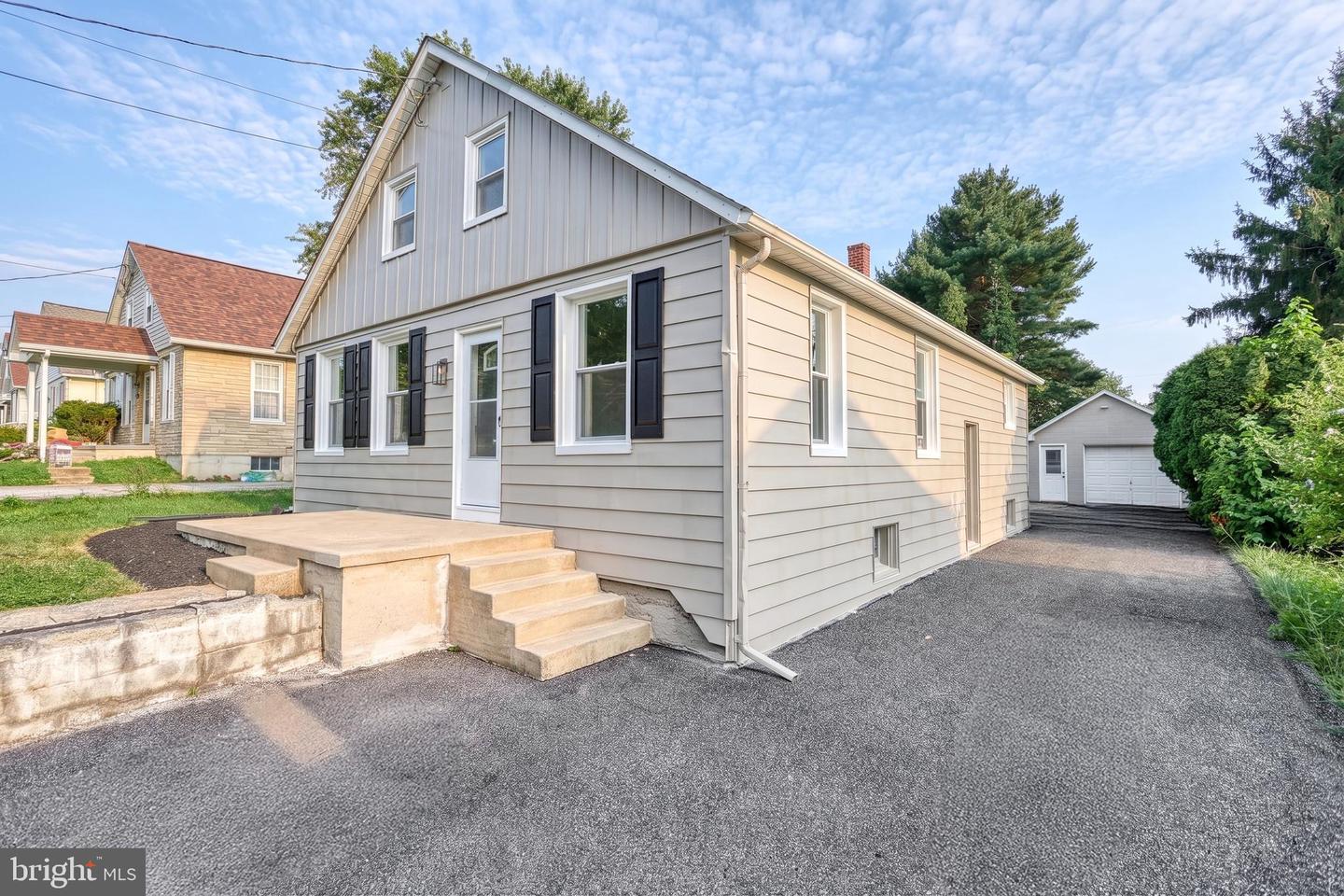16 E Tolna Rd Property Photo 1