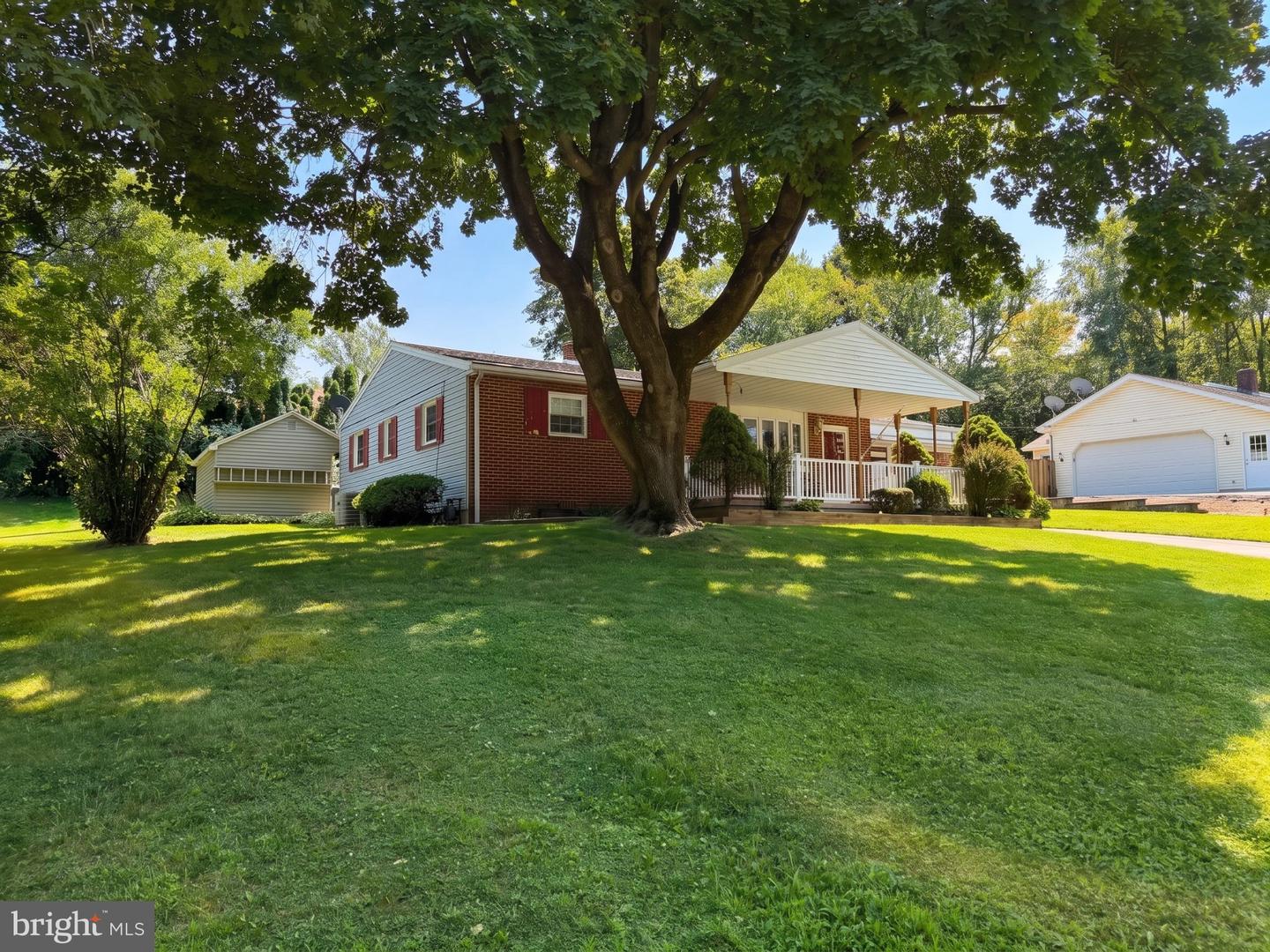9421 E Springfield Property Photo 3