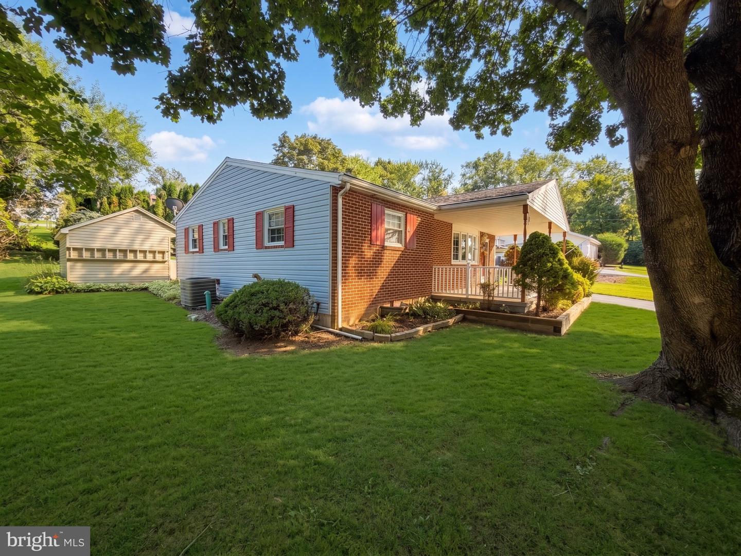 9421 E Springfield Property Photo 4