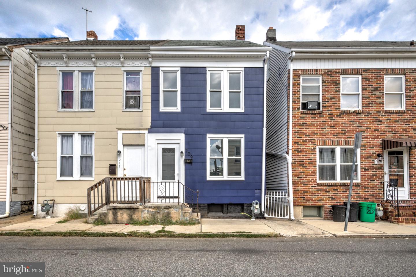 209 PARK PL Property Photo 1